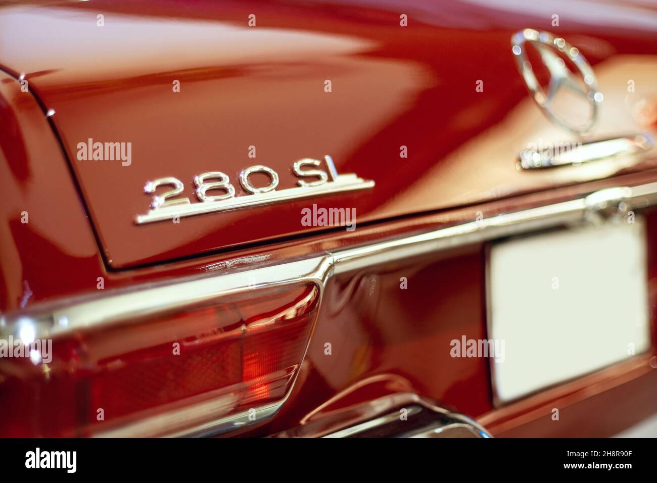 Izmir, Türkei - 21. Juni 2021: Nahaufnahme eines Mercedes 280 sl roten Autos, das zwischen 1968 und 1970 produziert wurde. Editorial Shot in Izmir Türkei. Stockfoto