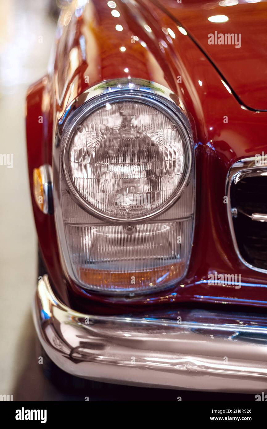 Izmir, Türkei - 21. Juni 2021: Nahaufnahme eines Scheinwerfers eines Mercedes 280 sl roten Autos, der zwischen 1968 und 1970 produziert wurde. Stockfoto