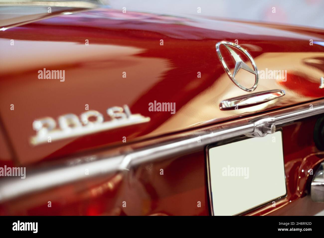 Izmir, Türkei - 21. Juni 2021: Nahaufnahme eines Mercedes 280 sl roten Automobils Logos, das zwischen 1968 und 1970 entstand. Editorial Shot in Izmir Türkei. Stockfoto