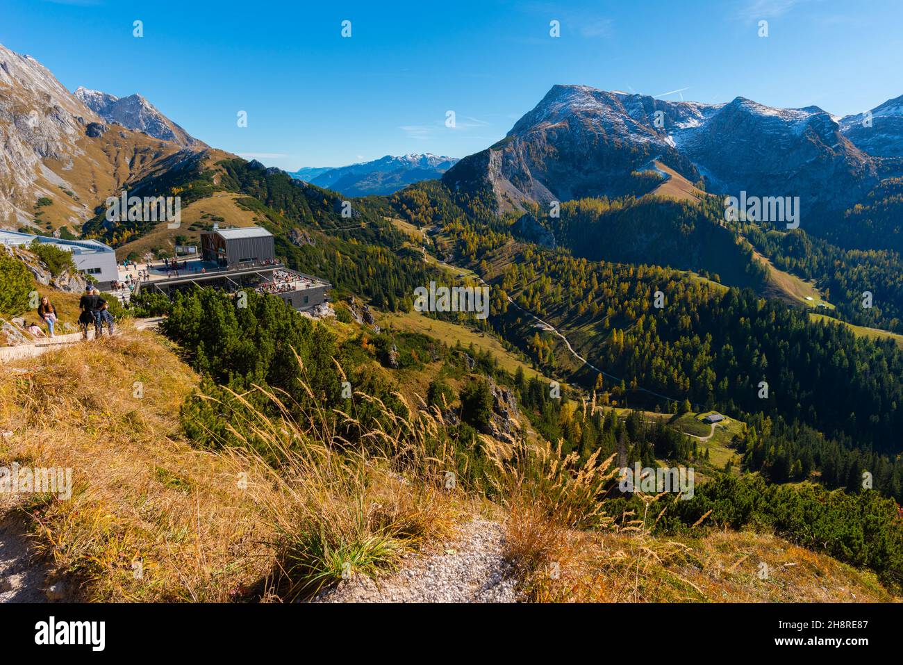 Weg vom Jenner Gipfel zum Jenner Hochplateau ca. 1800m m ü.d.M. mit der Jenneralm oder Jenner Alm, Oberbayern, Süddeutschland Stockfoto