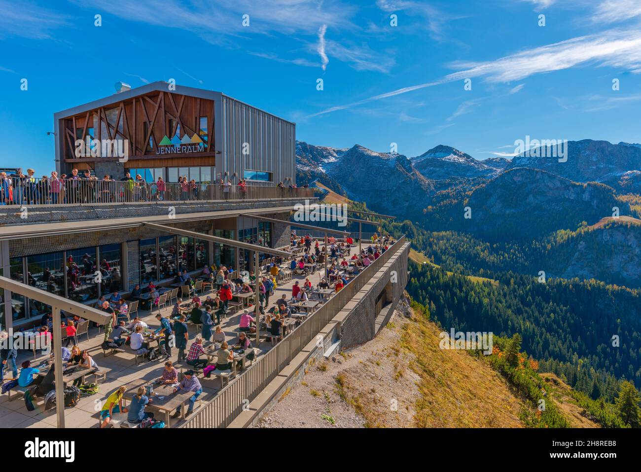 Blick auf das Jenner Hochplateau ca. 1800m m ü.d.M. mit der Terrasse der Jenneralm oder Jenner Alm, Bayerische Alpen, Oberbayern, Süddeutschland Stockfoto