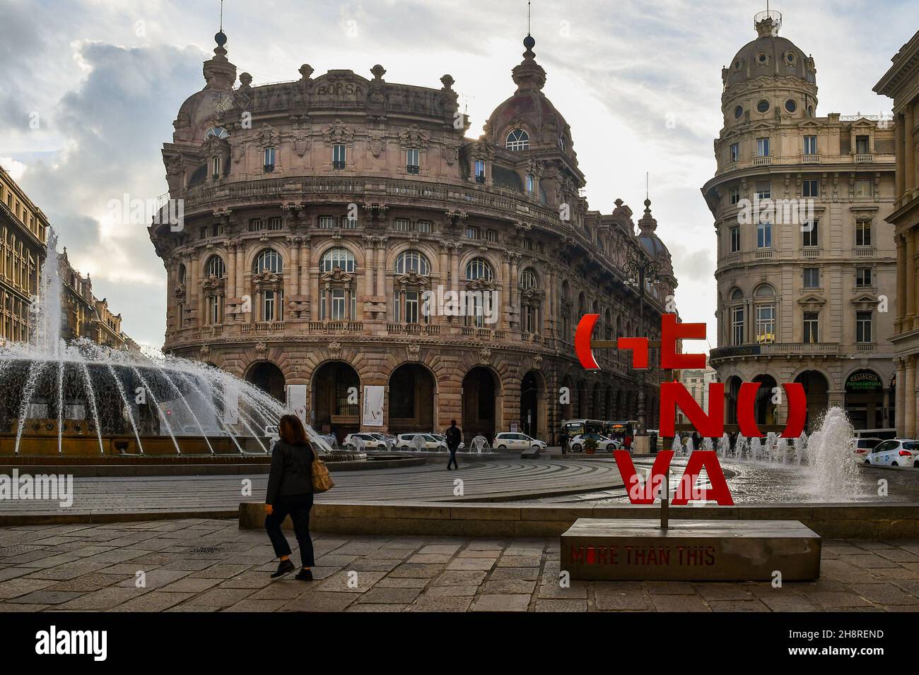 Piazza De Ferrari Platz im Stadtzentrum mit dem Stadtlogo, dem Brunnen und dem Börsengebäude an einem bewölkten Herbsttag, Genua, Ligurien Stockfoto