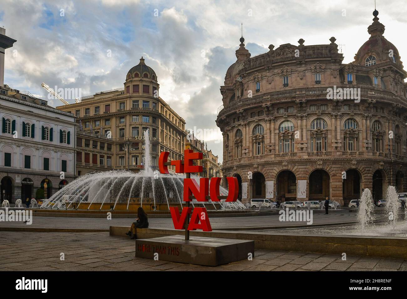 Piazza De Ferrari Platz im Stadtzentrum mit dem Stadtlogo, dem Brunnen und dem Börsengebäude an einem bewölkten Herbsttag, Genua, Ligurien Stockfoto