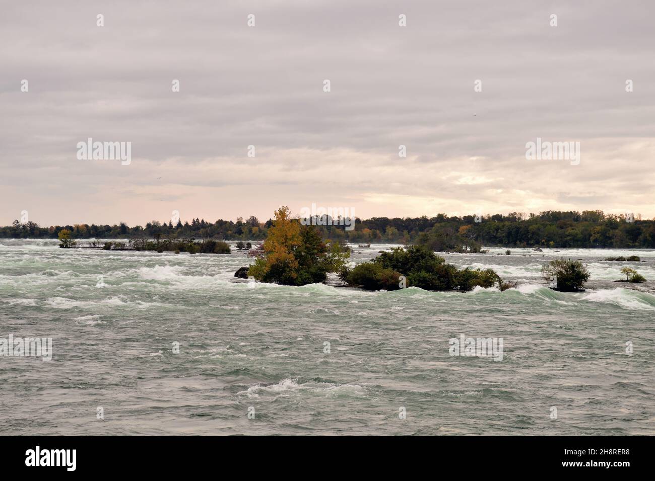 Niagra Falls, New York, USA. Stromschnellen auf dem Niagra River direkt über den Horseshoe Falls vom Terrapin Point über dem Niagra River aus gesehen. Stockfoto