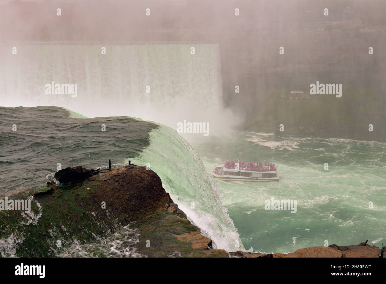 Niagra Falls, New York, USA. Spray und Schaum von den Horseshoe Falls vom Terrapin Point über dem Niagra River aus gesehen. Stockfoto