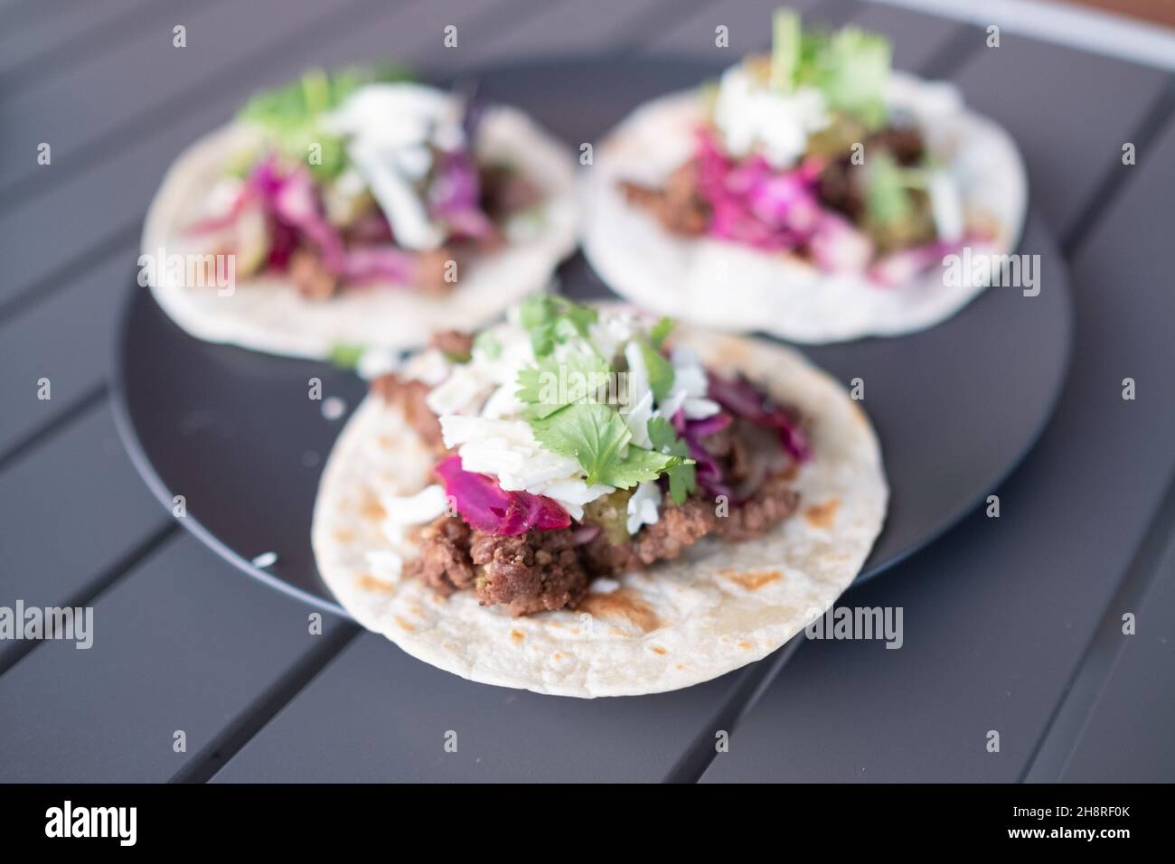 Nahaufnahme von Taco-Glocken mit Fleisch und Gemüse gefüllt Stockfoto