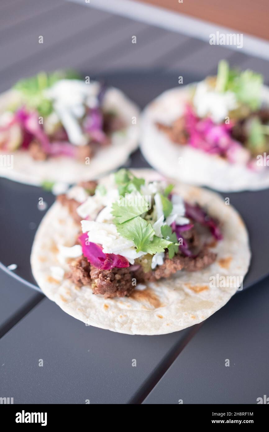 Nahaufnahme von Taco-Glocken mit Fleisch und Gemüse gefüllt Stockfoto