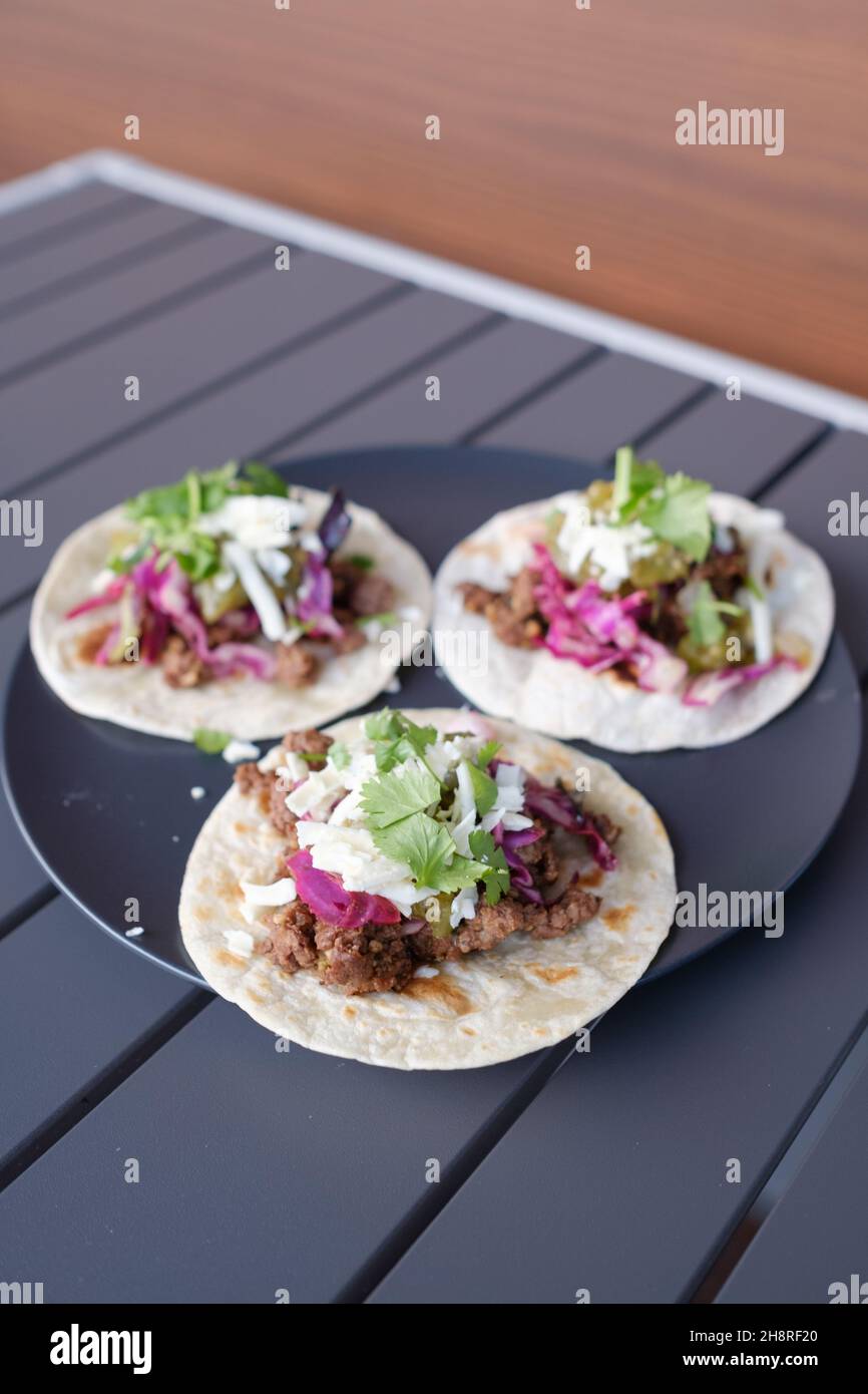 Nahaufnahme von Taco-Glocken mit Fleisch und Gemüse gefüllt Stockfoto