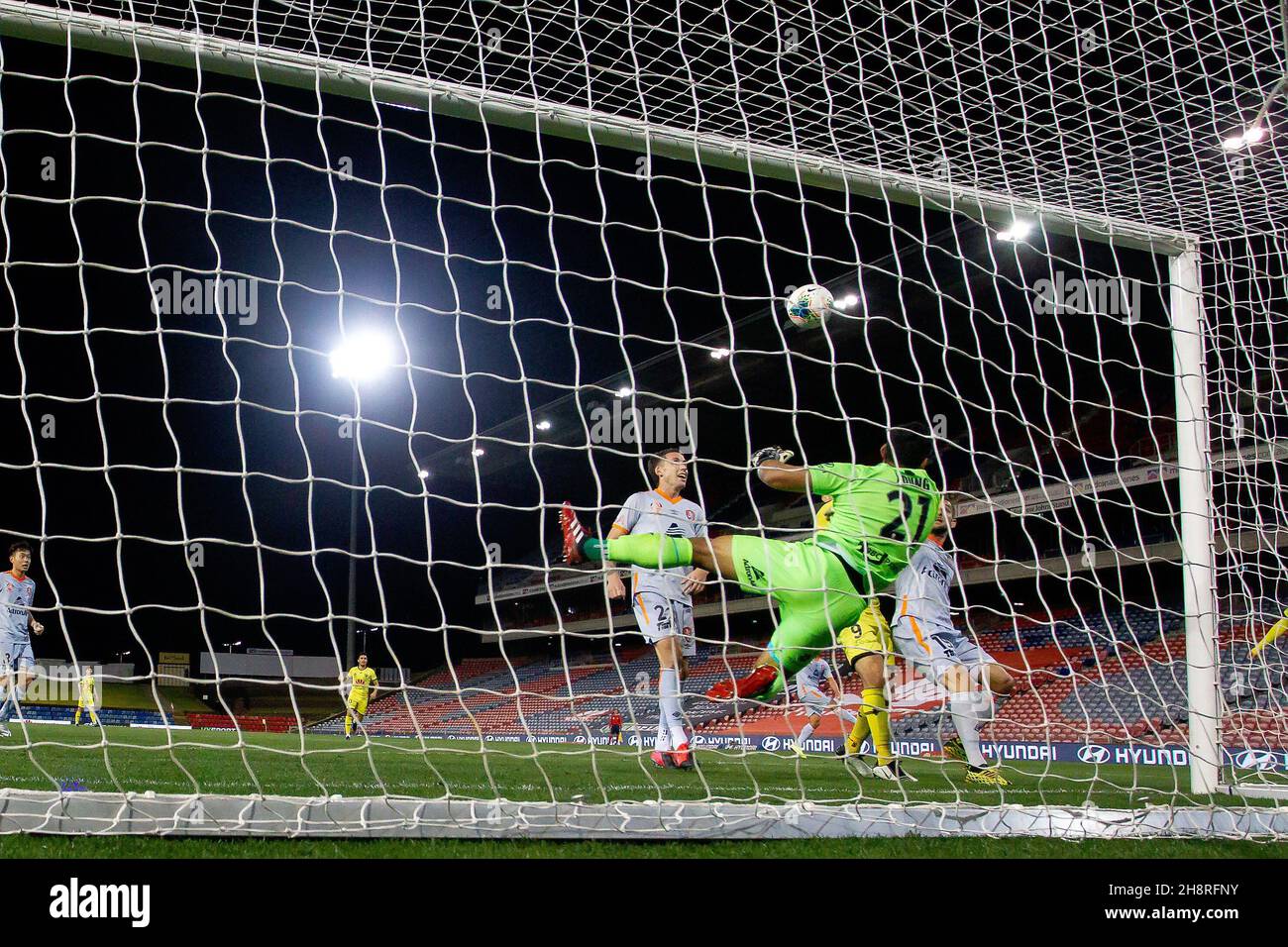 Brisbane Roar Player Jamie Young (21) macht ein Save Credit: Damian Briggs/Speed Media/Alamy Live News Stockfoto