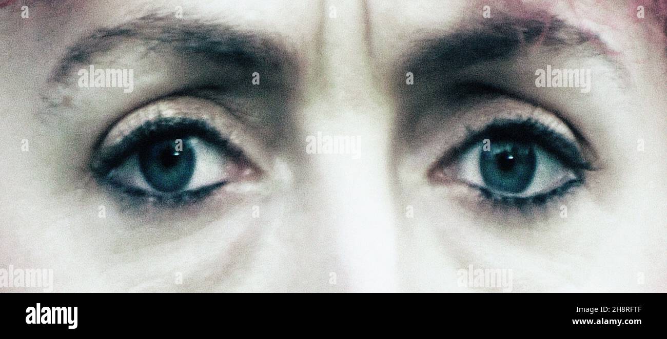 Körnige Nahaufnahme der Augen einer jungen Frau Stockfoto