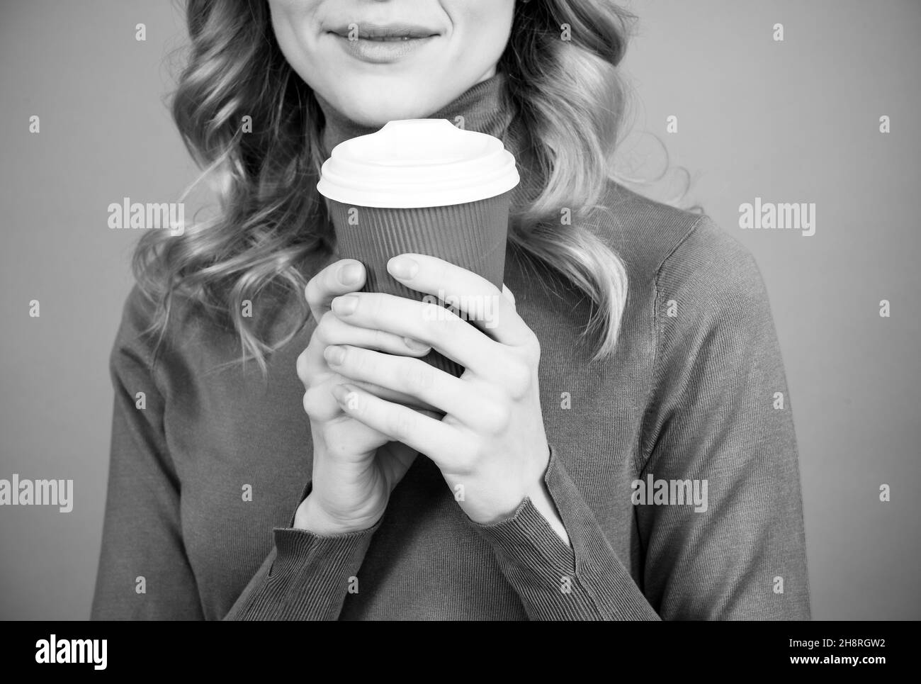 Frau beschnitten Ansicht halten heiße Tasse frische aromatische Morgengetränk grauen Hintergrund, Aroma Stockfoto