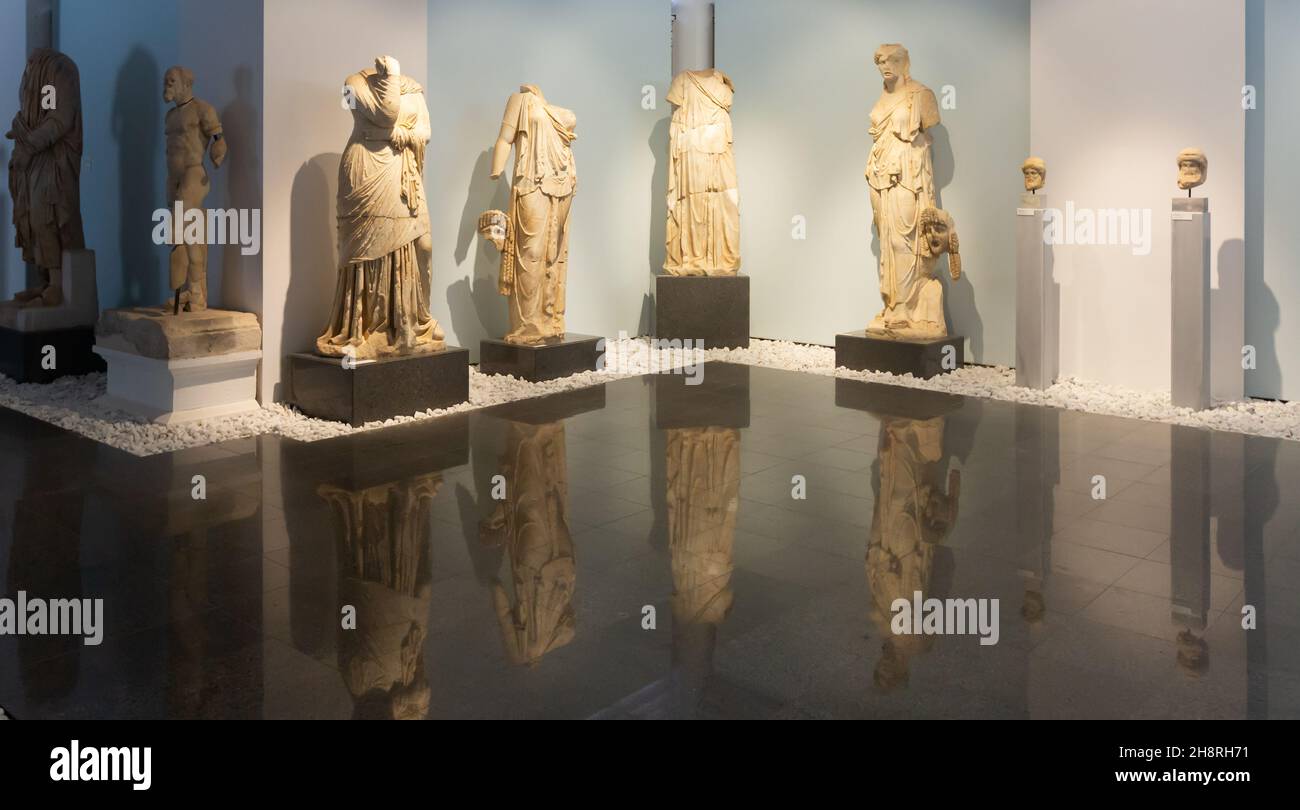 Alte Skulpturen, Reliefs und Statuen im Aphrodisias Museum, Türkei Stockfoto