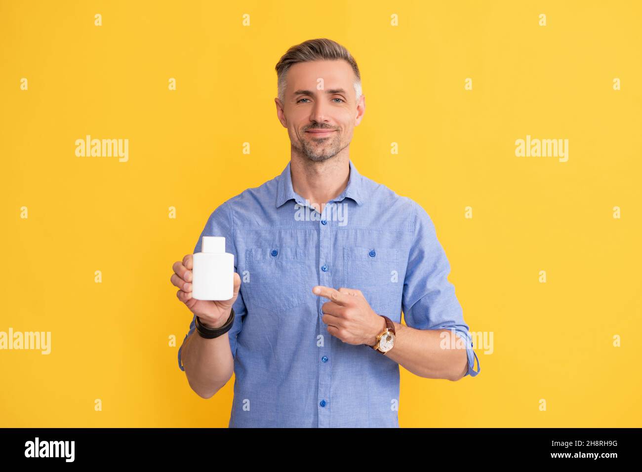 Medizinische Werbung. Guy präsentiert Energie Heilmittel. Tägliche Vitamine und Nahrungsergänzungsmittel. Stockfoto