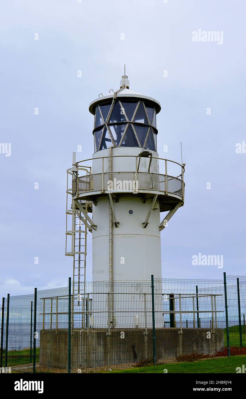 FRASERBURGH, SCOTALND - 3. SEPTEMBER 2021: Der moderne Leuchtturm Kinnaird Head wurde 1991 erbaut und ersetzt das Original, das heute ein Museum ist, das 1787 erbaut wurde. Stockfoto