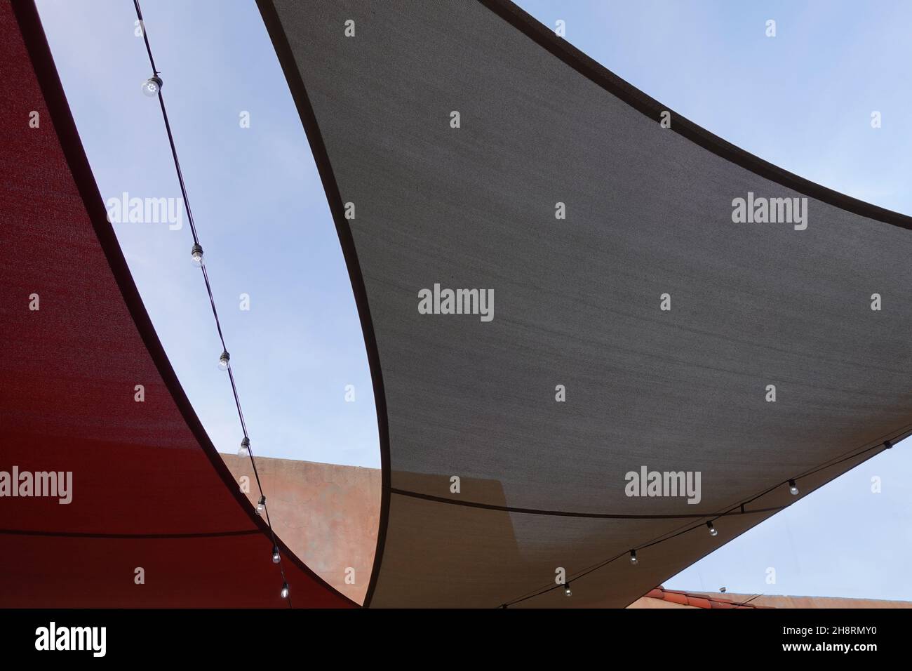 Leinwand Sonne Schatten vor einem blauen Himmel abstrakt Stockfoto