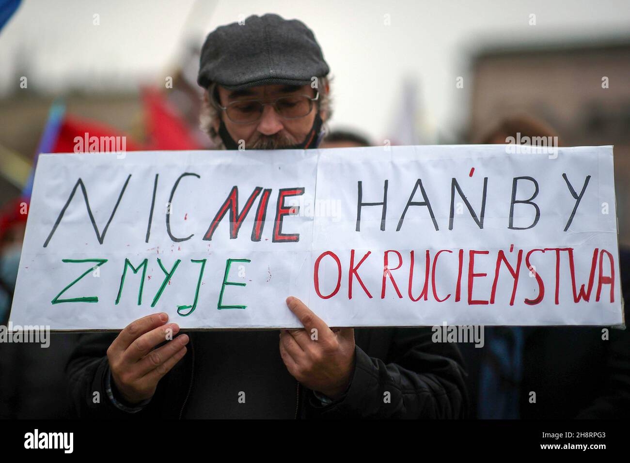 Teilnehmer des Protestes gegen die Militäraktionen an der Grenze zu Belarus mit einem Plakat, auf dem steht: „nichts kann die Schande der Grausamkeit wegwaschen“. Anfang des Jahres verhängte Polen den Ausnahmezustand an der Grenze zu Belarus, da seit einiger Zeit Ausländer, darunter Bürger des Irak, Afghanistans, Syriens und Jemens sowie afrikanischer Länder, Polen an verschiedenen Stellen an der Grenze zu Belarus erreichen. Es wird den Menschen verweigert, Zuflucht zu suchen und die Grenze zu überqueren, was zu Todesfällen führte, einschließlich der Kinder. Die Situation an der polnisch-weißrussischen Grenze hat die Polen als etwas polarisiert Stockfoto