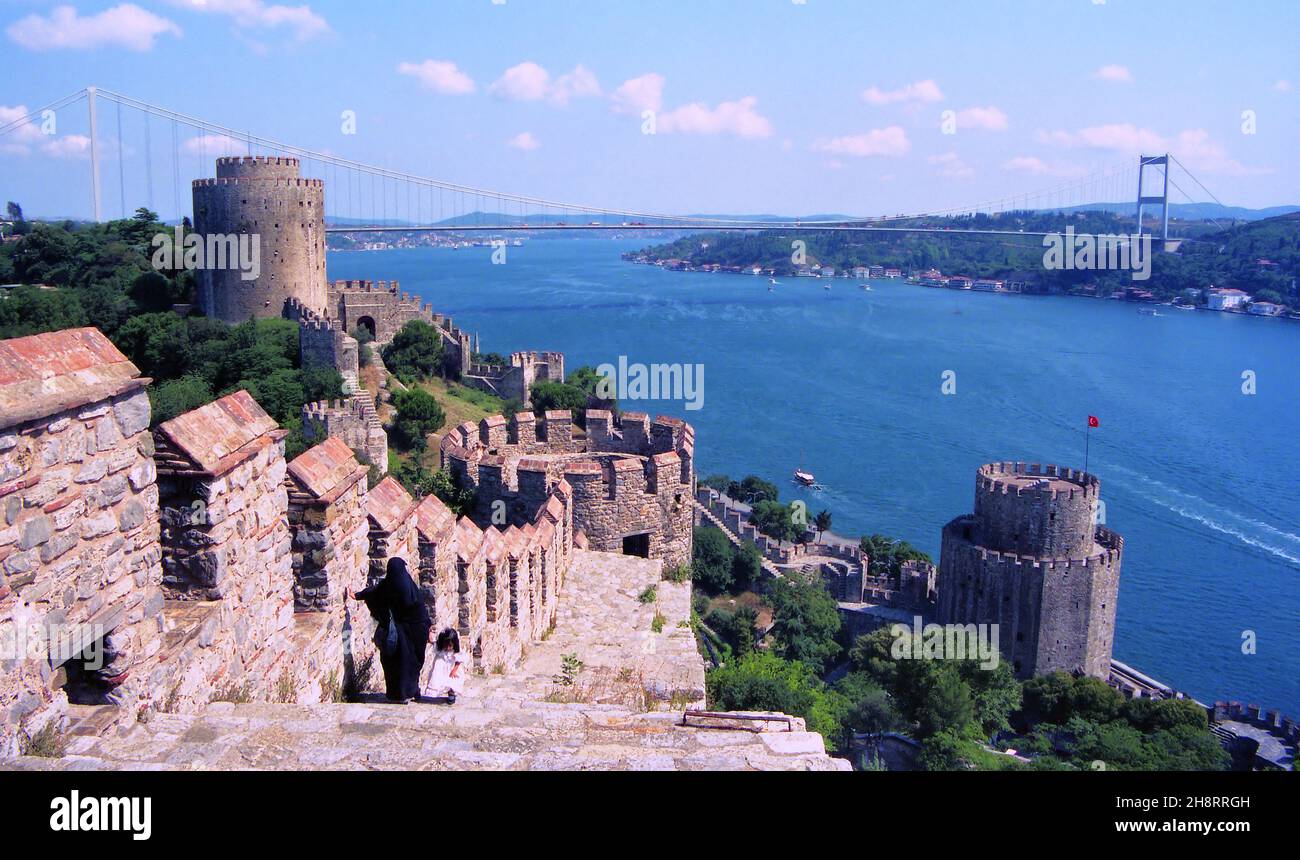 AUG 1990: Rumeli Festung und Hängebrücke über den Bosporus in Istanbul, Türkei Stockfoto
