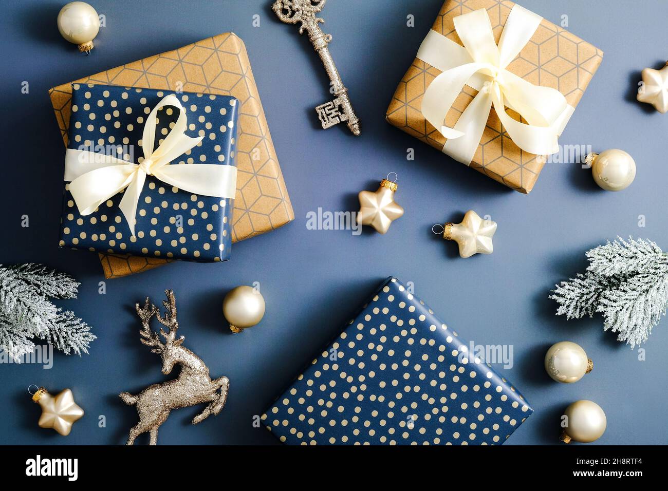 Vintage Weihnachtsgeschenke und Ornamente auf blauem Hintergrund. Flach liegend, Draufsicht. Stockfoto
