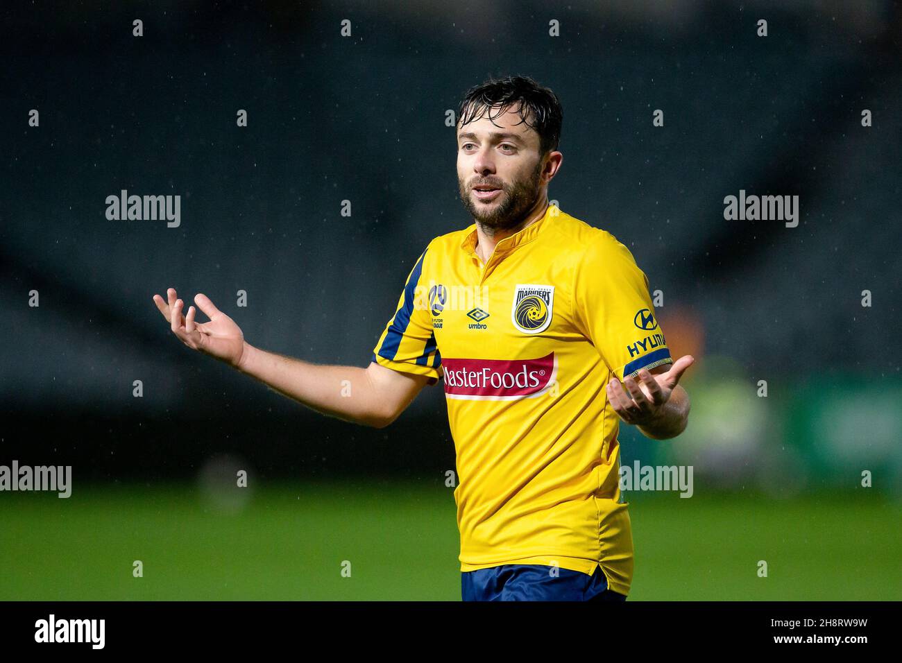 Central Coast Mariners Forward Thomas Oar (10) fragt den Schiedsrichter Stockfoto Central Coast Mariners Forward Thomas Oar (10) fragt den Schiedsrichter Stockfoto
