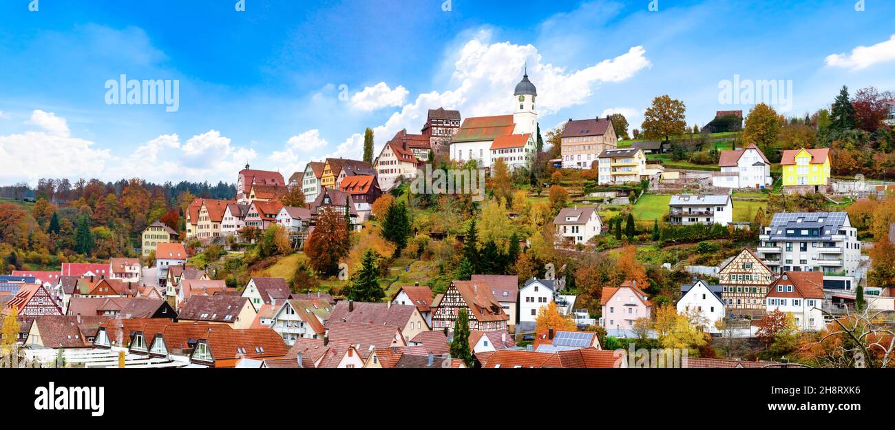 Idyllischer Blick auf die Stadt Altensteig in Black FoTest, Deutschland Stockfoto