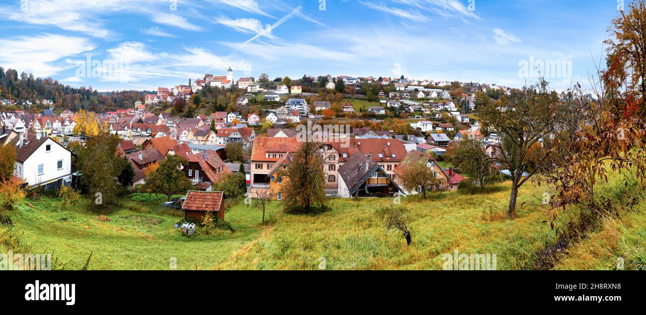 Idyllischer Blick auf die Stadt Altensteig in Black FoTest, Deutschland Stockfoto