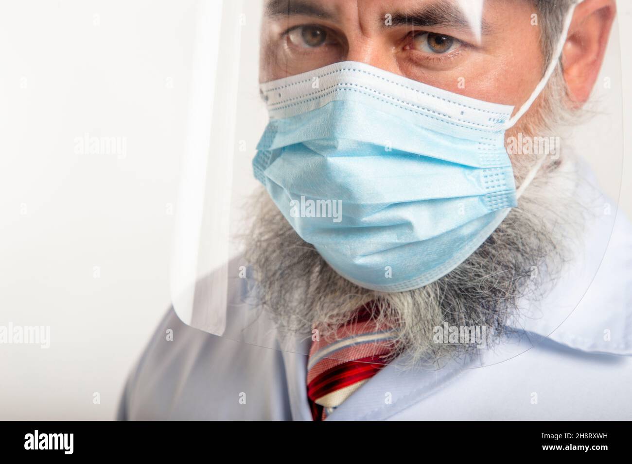 Arzt in Schutzkleidung, Maske und Gesichtsschutz Stockfoto