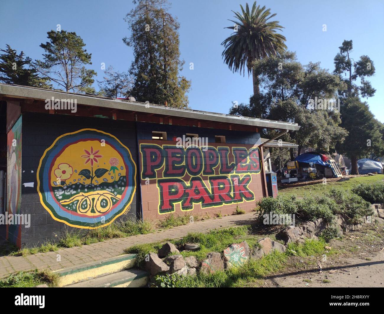 28. November 2021: People's Park in Berkeley, Kalifornien am Sonntag, 28th. November 2021. Die UC Berkeley will Studentenwohnungen im People's Park bauen. Der Park ist derzeit ein öffentlicher Ort für viele Obdachlose und Menschen mit niedrigem Einkommen, die in erbärmlicher Armut in baufälligen Zelten leben. (Bild: © Rishi DekaZUMA Press Wire) Stockfoto