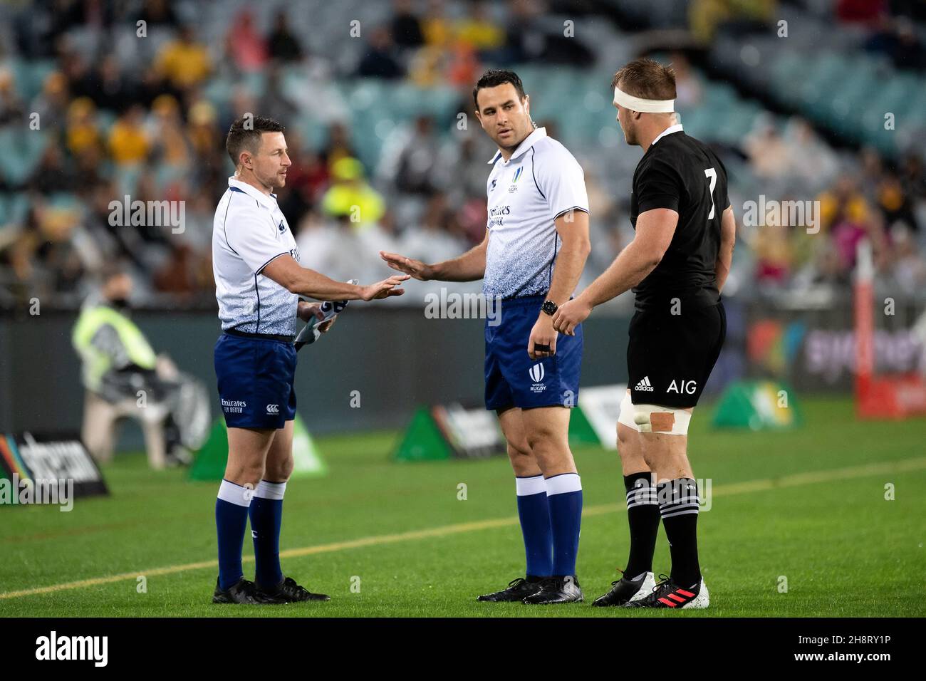 Schiedsrichter und Kontaktrichter besprechen den Vorfall mit der gelben Karte von Filipo Daugunu von den Wallabies während des Bledisloe Cup-Spiels zwischen den australischen Wallabies und den neuseeländischen All Blacks am 31. Oktober 2020 im ANZ Stadium in Sydney, Australien. (Foto von Steven Markham/Speed Media) Stockfoto