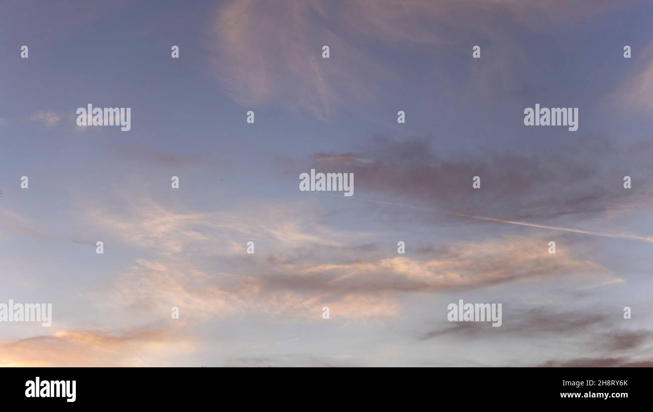 Gemischte Wolken gegen blauen Himmel am späten Nachmittag Stockfoto