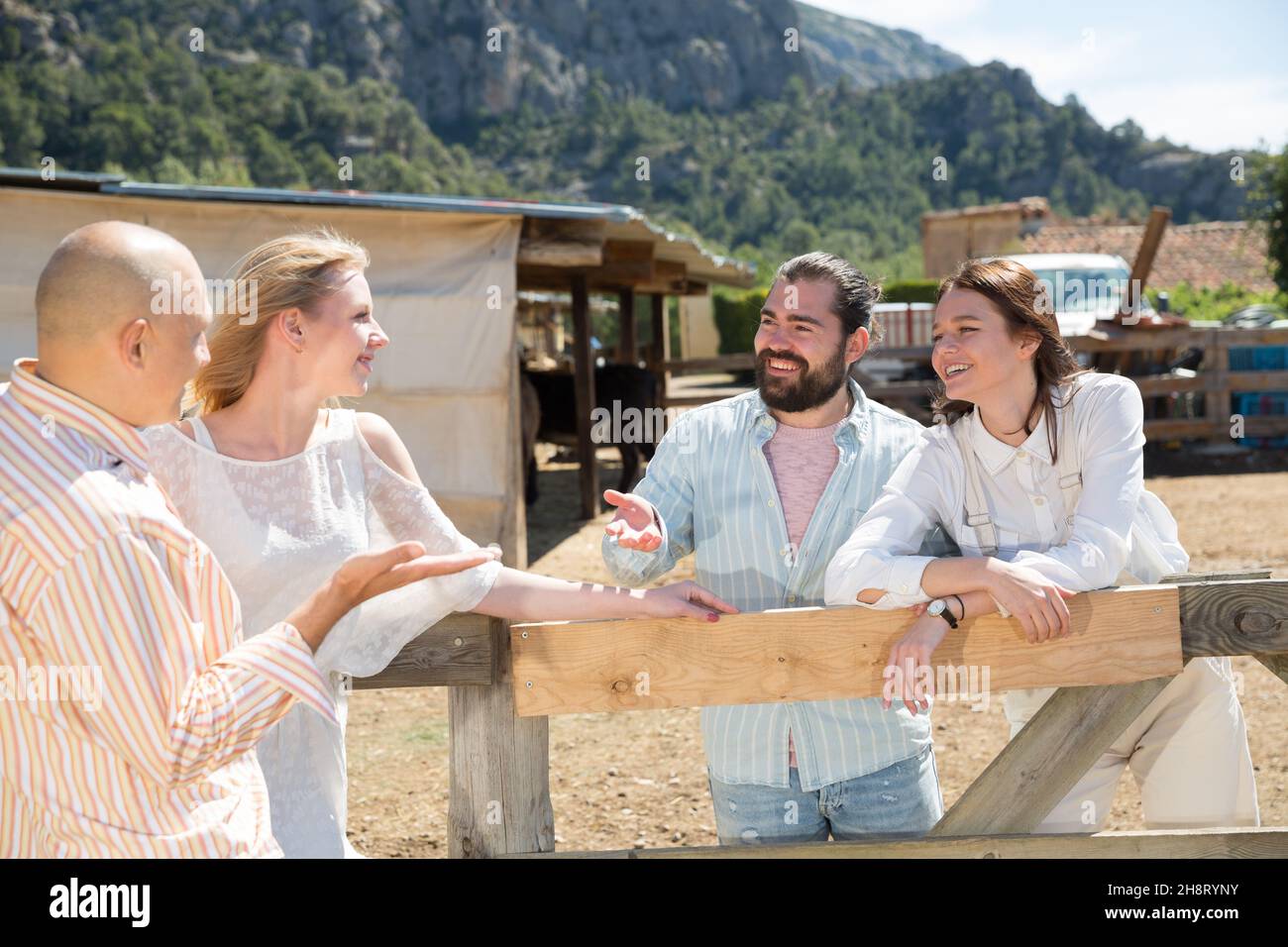 Gerne Freunden plaudern auf rustikalen Bauernhof Hintergrund Stockfoto