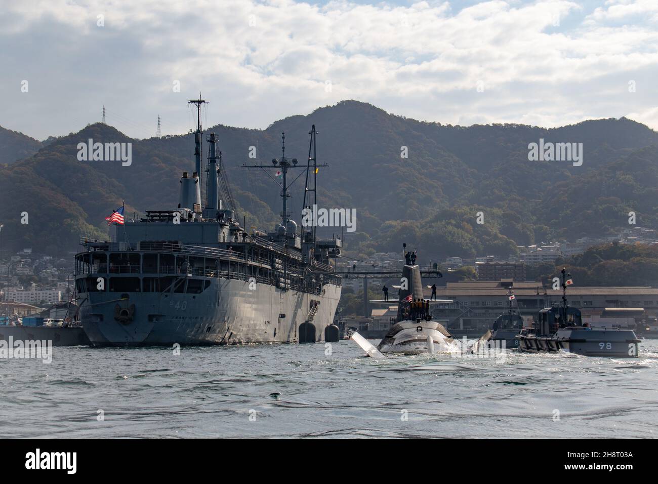 KURE, Japan (Nov 25, 2021) das Soryu-Klasse-U-Boot JS Sekiryu (SS 508) bereitet sich auf die Anleerfahrt neben dem Emory S. Land-Klasse-U-Boot-Tender USS Frank Cable (AS 40) am 25. November vor. Frank Cable wird im Rahmen seiner Patrouille auf dem Marinestützpunkt JMSDF Kure in Japan vertäut, die Expeditions- und Logistikarbeiten zur Unterstützung der nationalen Sicherheit im Einsatzgebiet der US-7th-Flotte durchführt. (USA Navy Foto von Mass Communication Specialist 2nd Class Chase Stephens/veröffentlicht) Stockfoto