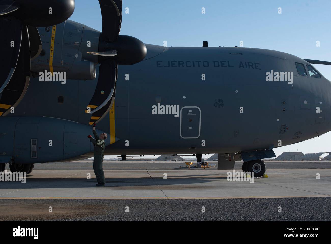 Ejército Del Aire (311st Squadron, spanische Luftwaffe), ein Dienstmitglied der Escuadron 311, führt nach der Ankunft auf der Ali Al Salem Air Base, Kuwait, am 29. November 2021 eine Inspektion auf einem Airbus A400M Atlas durch, der der Ala 31 (31st Wing) zugewiesen wurde. Der 31st-Flügel durchreiste die ASAB, um Reisende Dienstmitglieder nach einem Einsatz in den Irak zu transportieren und ankommende rotierende Mitglieder abzuholen. Die ASAB dient als Theatergateway für das US Central Command und die Koalitionsstreitkräfte in Südwestasien. (USA Luftwaffe Foto von Senior Airman Michael S. Murphy) Stockfoto