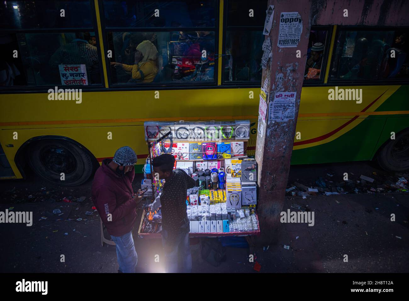 Ghaziabad, Indien. 01st Dez 2021. Indischer Straßenverkäufer sah, wie er elektronische Artikel in der Nähe des Anand vihar-Busterminals verkaufte.im Jahr 2020-21 wurde das Straßenverkauf-Geschäft durch das Coronavirus schwer getroffen. (Foto von Pradeep Gaur/SOPA Images/Sipa USA) Quelle: SIPA USA/Alamy Live News Stockfoto