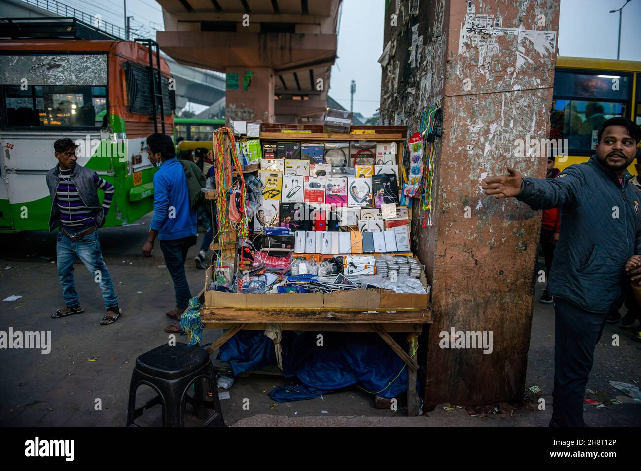 Ghaziabad, Indien. 01st Dez 2021. Indischer Straßenverkäufer sah, wie er elektronische Artikel in der Nähe des Anand vihar-Busterminals verkaufte.im Jahr 2020-21 wurde das Straßenverkauf-Geschäft durch das Coronavirus schwer getroffen. (Foto von Pradeep Gaur/SOPA Images/Sipa USA) Quelle: SIPA USA/Alamy Live News Stockfoto