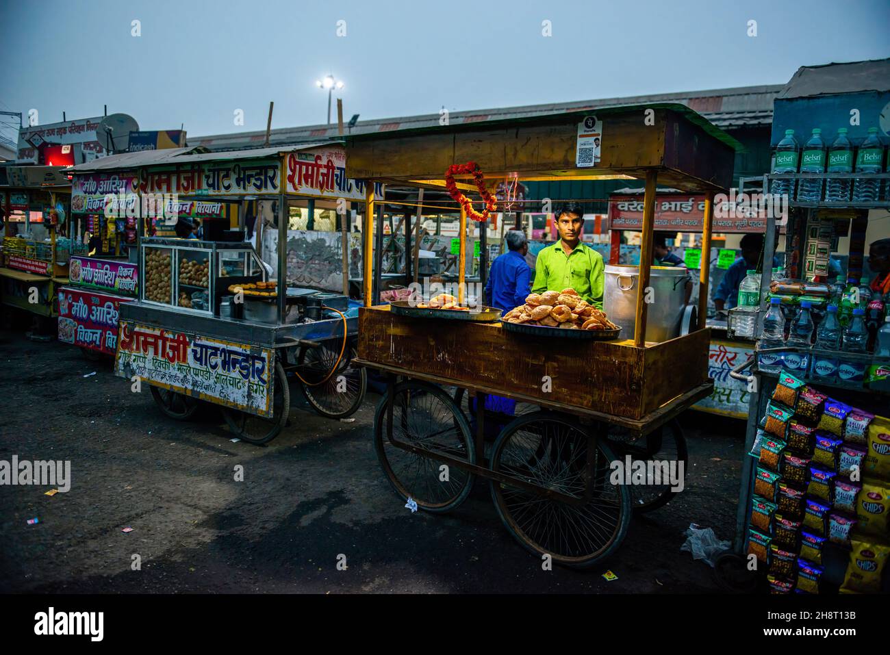 Ghaziabad, Indien. 01st Dez 2021. Ein Straßenverkäufer sah, wie er in der Nähe des Anand vihar-Bushalteterminals indische Straßennahrung verkaufte.2020-21 wurde das Straßenverkaufgeschäft durch das Coronavirus schwer getroffen. (Foto von Pradeep Gaur/SOPA Images/Sipa USA) Quelle: SIPA USA/Alamy Live News Stockfoto