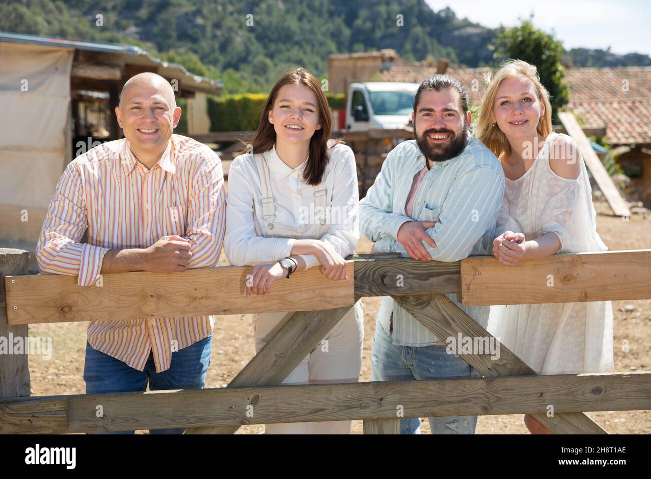 Portrait von vier glückliche Freunde auf einer Ranch Stockfoto