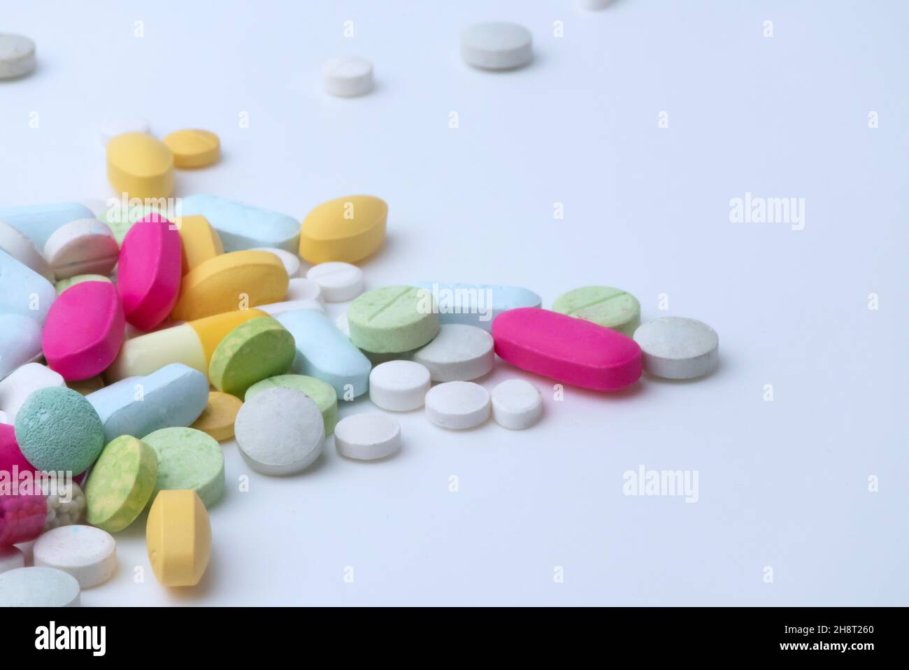 Medikamente Pillen auf weißem Hintergrund isoliert. Stockfoto