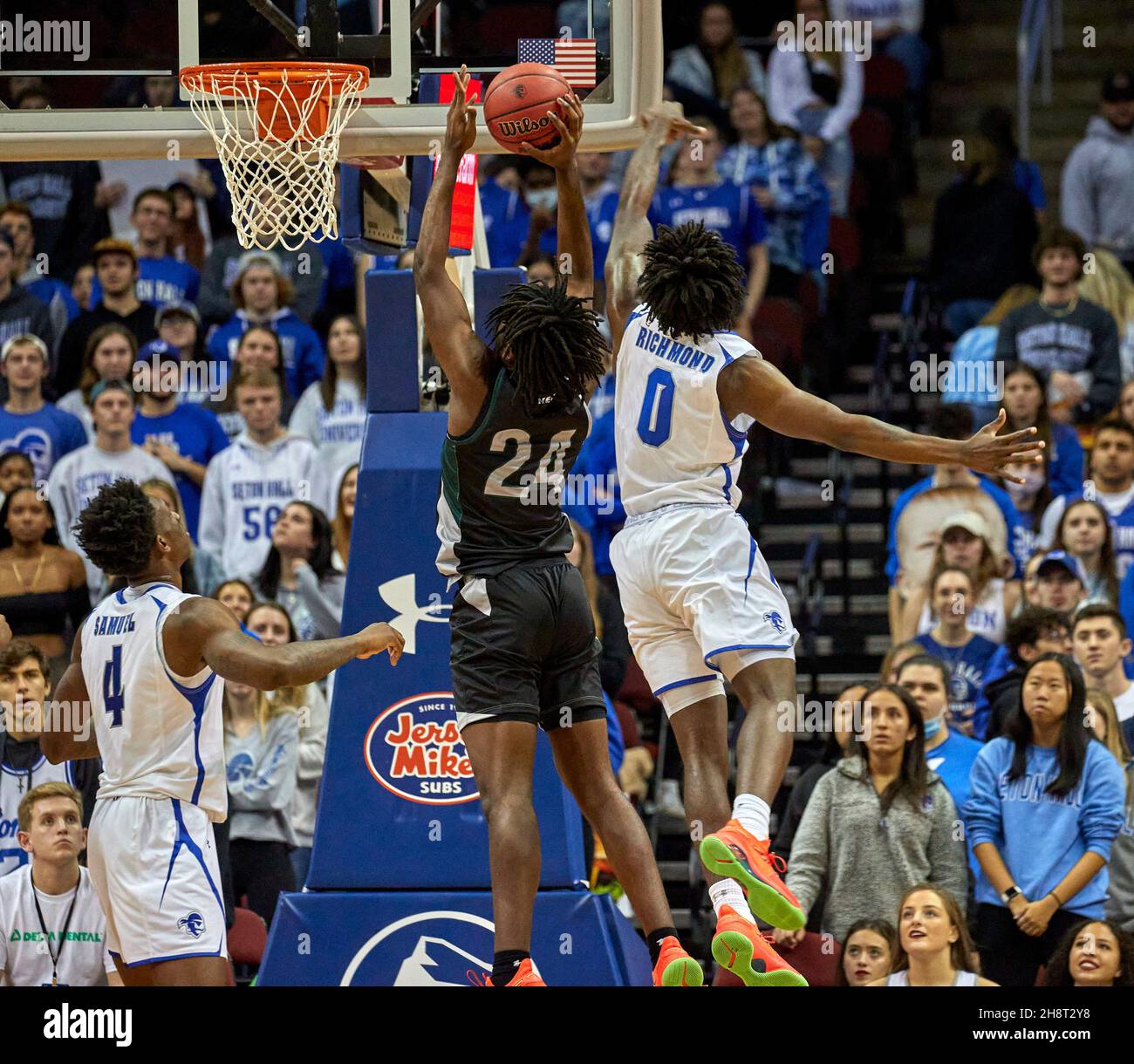 Newark, New Jersey, USA. 1st Dez 2021. Wagner Seahawks Stürmer Rob Taylor II (24) schießt am Mittwoch, den 1. Dezember, im Prudential Center in Newark, New Jersey, in der zweiten Hälfte über den Wächter der Seton Hall Pirates, Kadary Richmond (0). Seton Hall besiegte Wagner 85-63. Duncan Williams/CSM/Alamy Live News Stockfoto