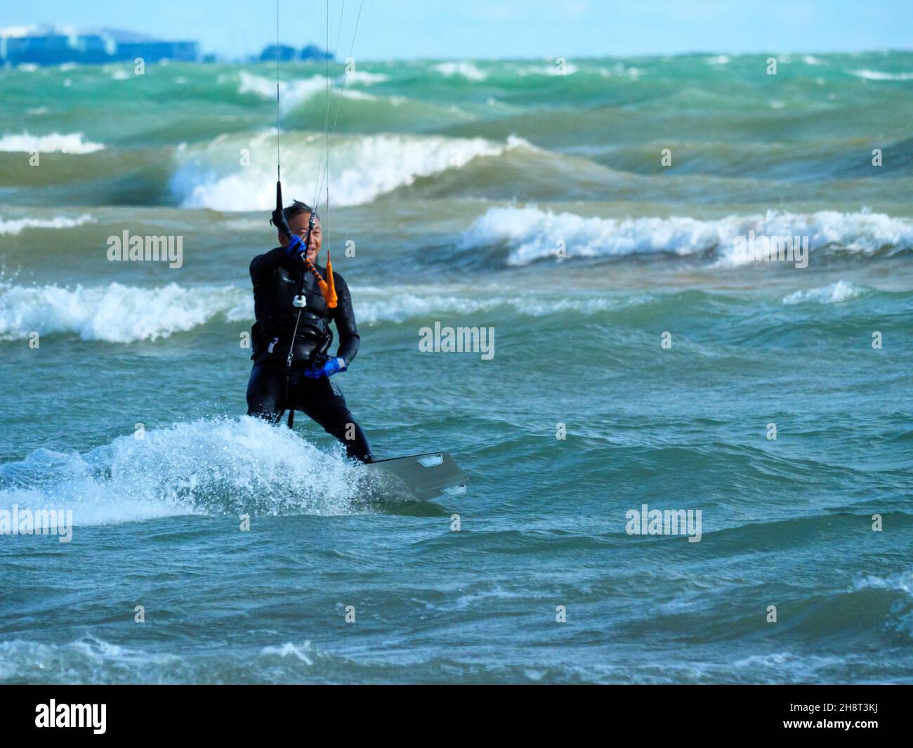 Kitesurfer und Surfen. Montrose Beach, Chicago, Illinois. Stockfoto