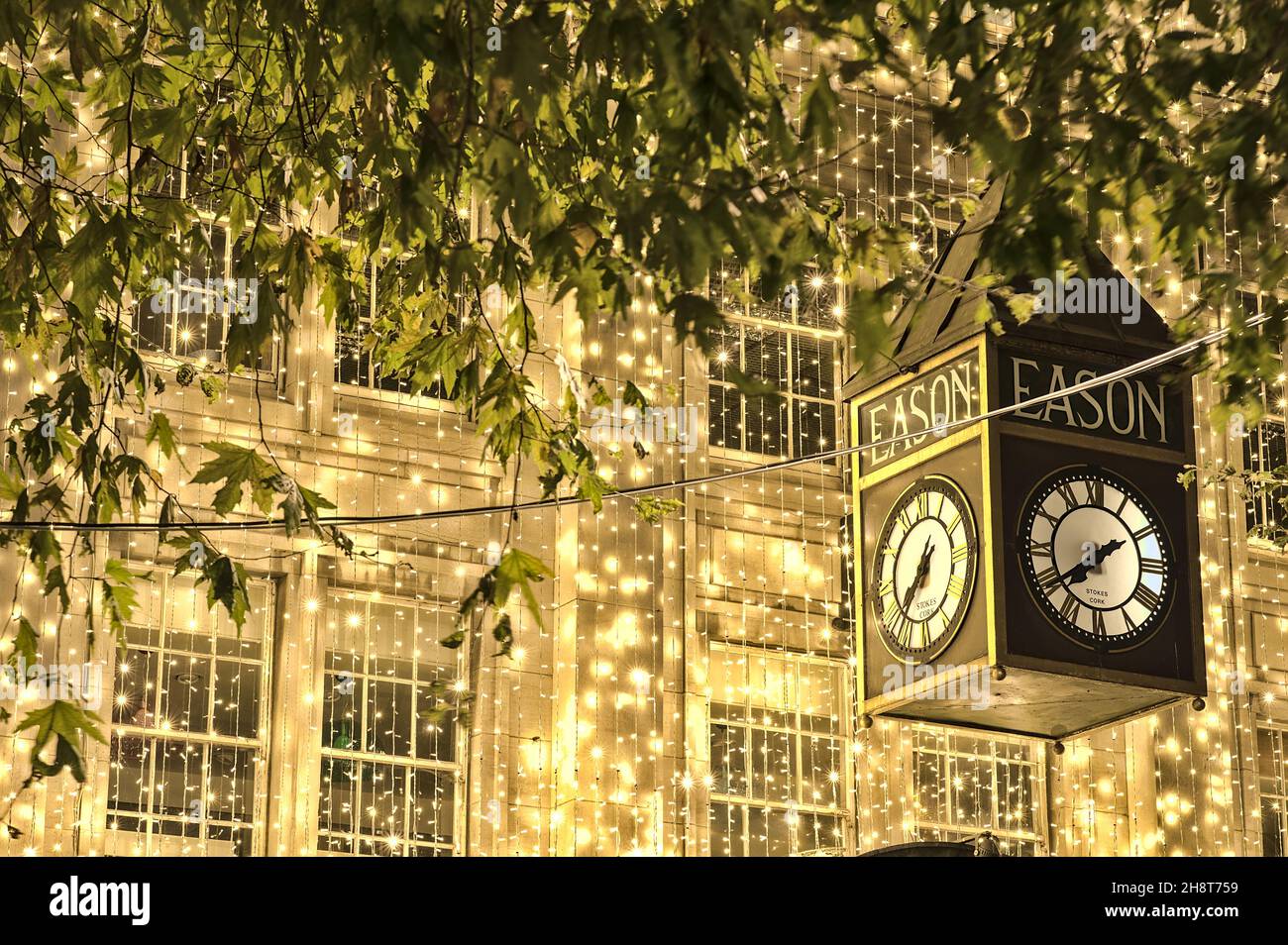 Dublin, Irland - November 13. 2021: Schöne Nahaufnahme von festlichen Weihnachtslichtern am Gebäude von Eason durch O'Connell GPO am Abend Stockfoto