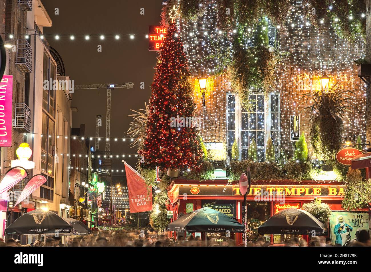 Dublin, Irland - November 13. 2021: Wunderschöne festliche Nahaufnahme der Temple Bar, die am Abend zu Weihnachten dekoriert wurde. Der berühmte irische Pub Stockfoto