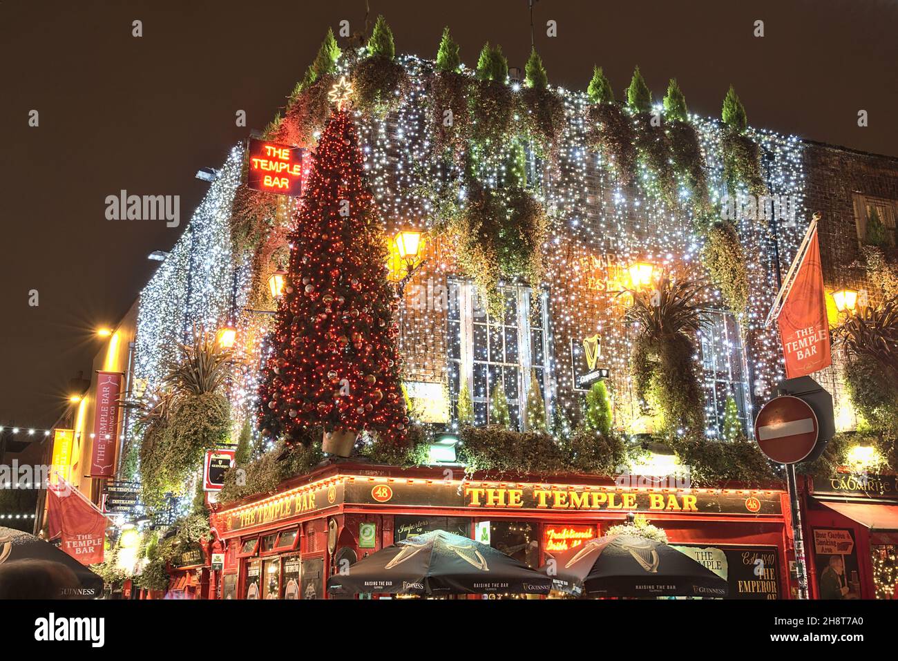 Dublin, Irland - November 13. 2021: Wunderschöne festliche Nahaufnahme der Temple Bar, die am Abend zu Weihnachten dekoriert wurde. Der berühmte irische Pub Stockfoto
