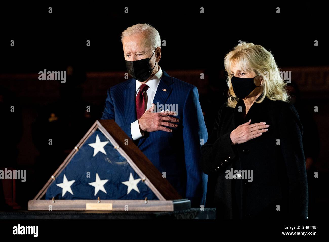 Washington, Usa. 02nd Dez 2021. Präsident Joe Biden und First Lady Jill Biden zollen dem verstorbenen Capitol Police Officer Brian Sichnick ihren Respekt, der am Dienstag, dem 2. Februar 2021, in der Rotunde des Capitols in Washington, DC, zu Ehren liegt. Der Offizier Sichnick starb am 7. Januar, nachdem er sich am 6. Januar mit den Randalierern in Verbindung gesetzt hatte, während er das Kapitol schützte. Poolfoto von Erin Schaff/UPI Kredit: UPI/Alamy Live News Stockfoto