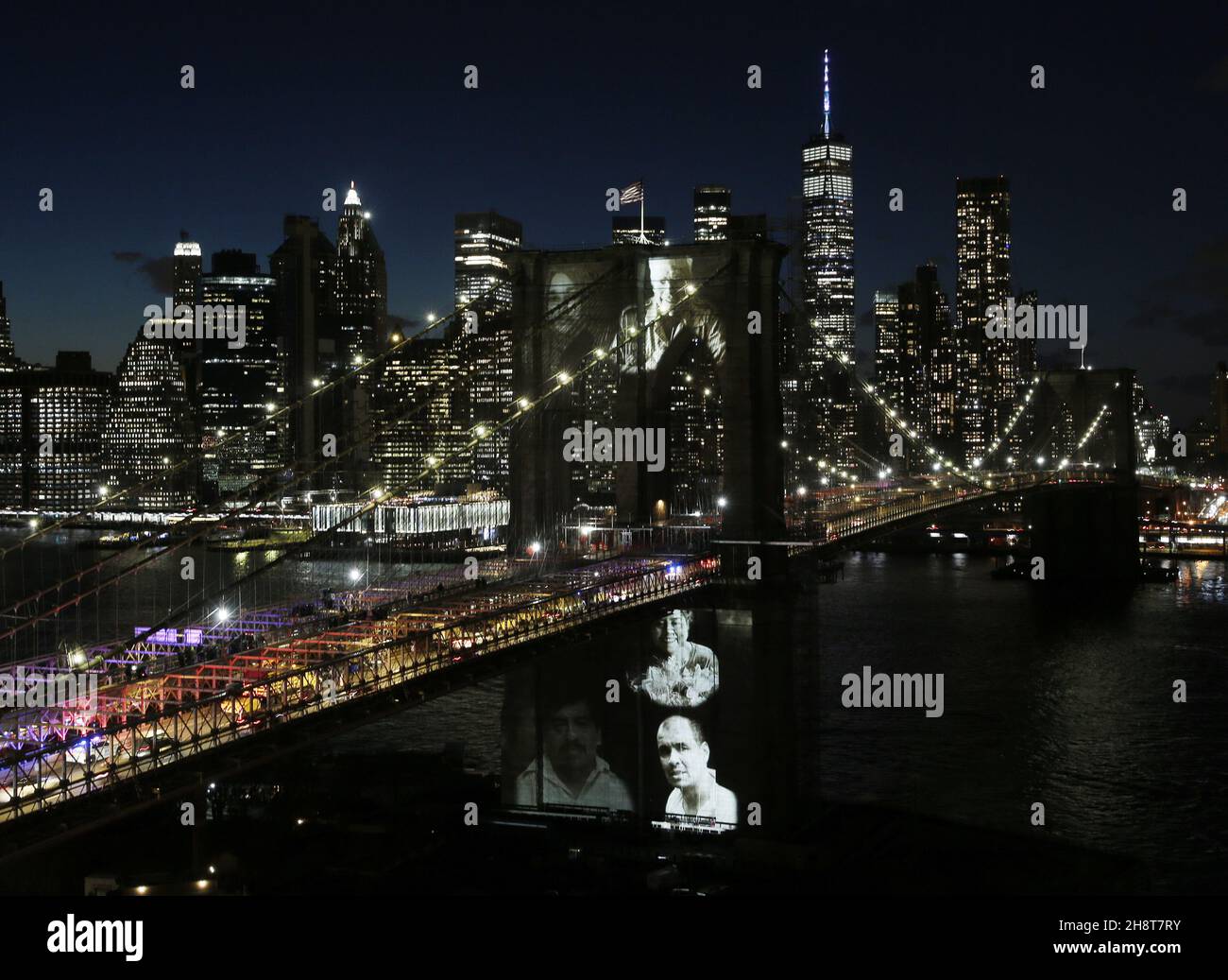 New Yorker, die aufgrund von COVID ihr Leben verloren haben, lassen ihre Bilder auf die Brooklyn Bridge projizieren, als Bürgermeister Bill de Blasio "A COVID-19 Day of Remembrance" veranstaltet, eine offizielle Gedenkfeier zu Ehren der mehr als 30.000 New Yorker, die während der Coronavirus-Pandemie in New York verloren gegangen sind Stadt am Sonntag, 14. März 2021. Hunderte von New Yorkern, die durch COVID ihr Leben verloren haben, haben ihre Bilder Sonntagabend auf die Brooklyn Bridge projiziert, als Teil des virtuellen Denkmals der Stadt, das die Erinnerung an die lokalen COVID-19-Opfer ehrt. Foto von John Angelillo/UPI Stockfoto