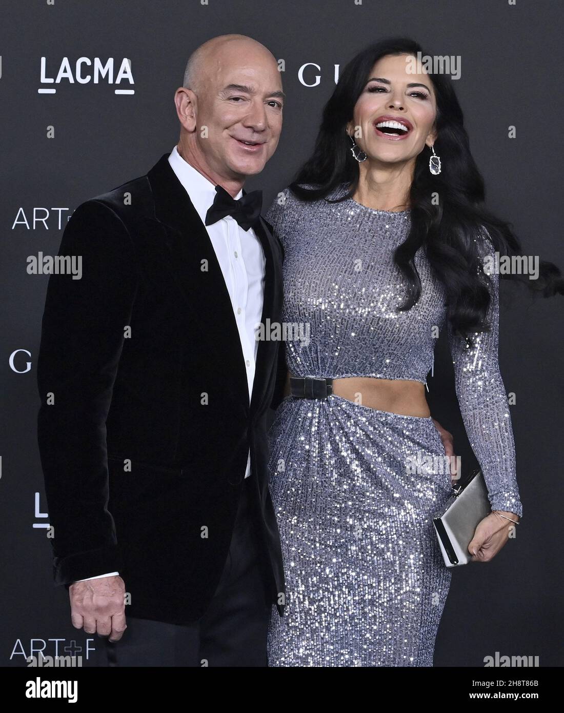Los Angeles, Usa. 02nd Dez 2021. Jeff Bezos und Lauren Sanchez nehmen am Samstag, den 6. November 2021, an der jährlichen Gala des LACMA Art Film 10th im Los Angeles County Museum of Art in Los Angeles Teil. Foto von Jim Ruymen/UPI Credit: UPI/Alamy Live News Stockfoto