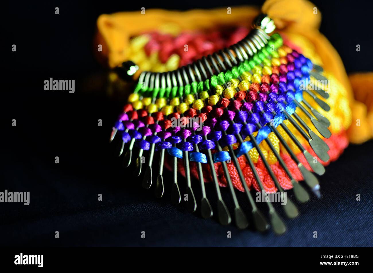 Schöner Schmuck aus Garn und Metall ist ein Handwerk Stockfoto