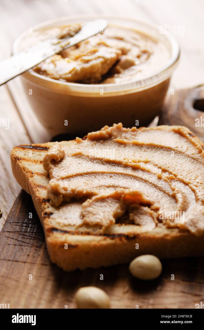 Low-Winkel-Ansicht Erdnussbutter Sandwich auf Schneidbrett mit Toasts beiseite. Gesundes Essen Konzept Stockfoto