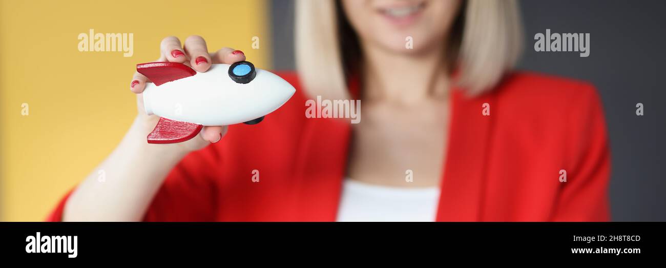 Geschäftsfrau hält Globe und Rakete aus der Nähe Stockfoto