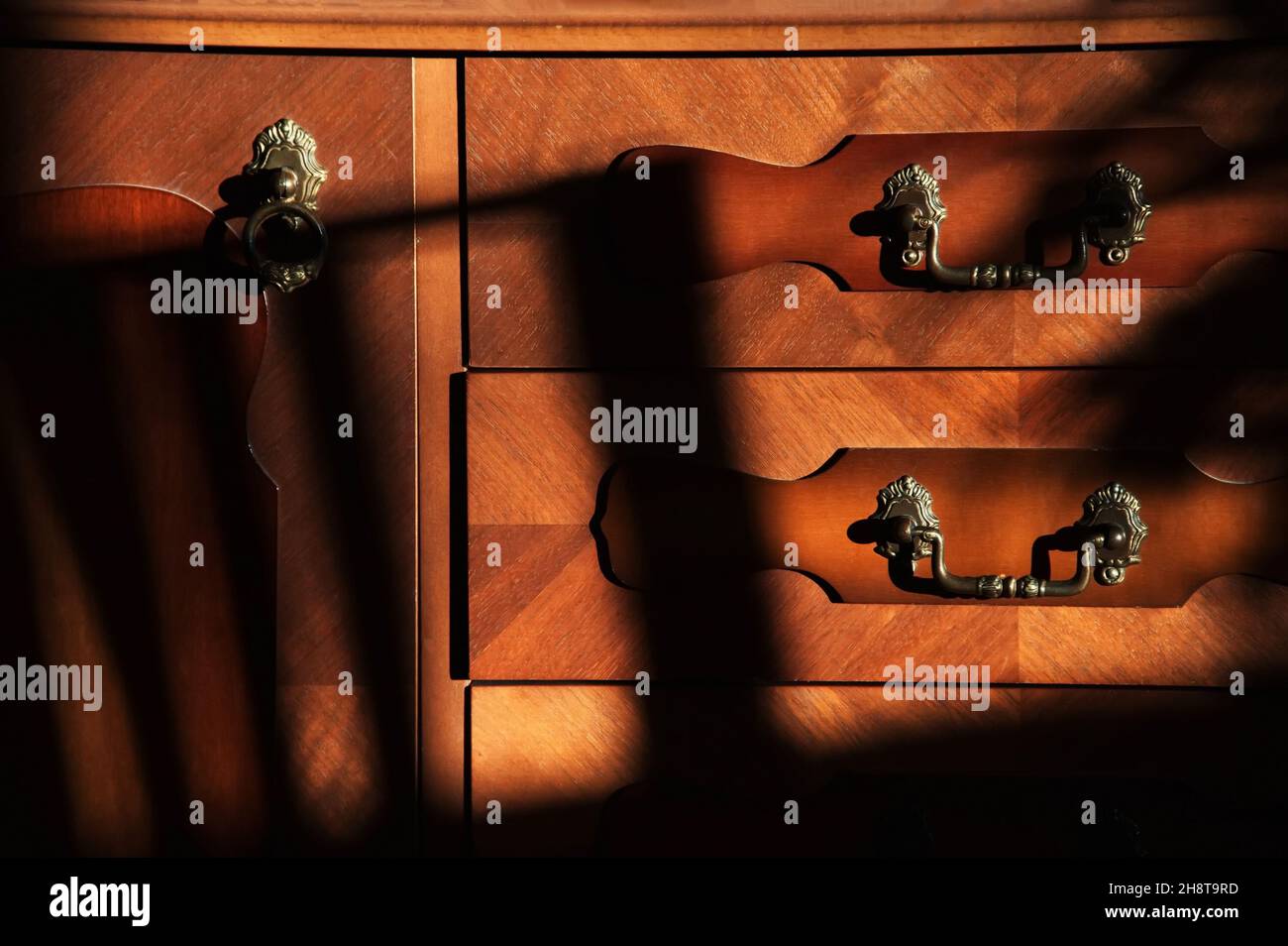 Rustikaler Kommode, beleuchtet von der Morgensonne Stockfoto