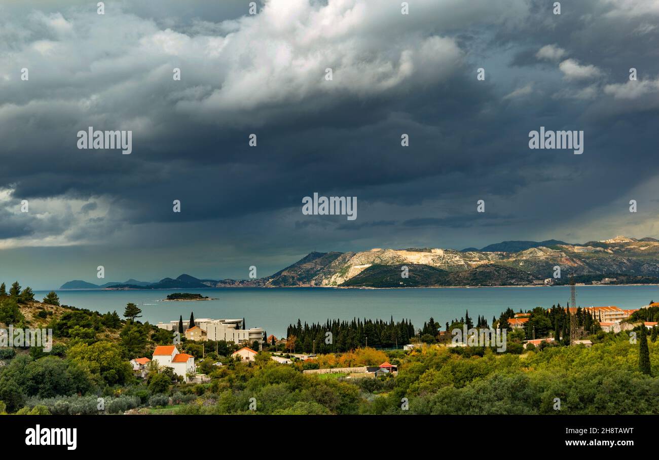 Adriaküste im Winter. Dramatisches Wetter. Bezirk Cavtat. Kroatien. Stockfoto